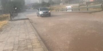 15 minuta reshje të dendura shiu në Bulqizë, përmbyten rrugët