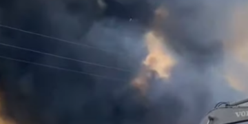 Zjarri përfshin fushën e mbetjeve, tymi ‘pushton’ Vlorën, përhapet në gjithë qytetin