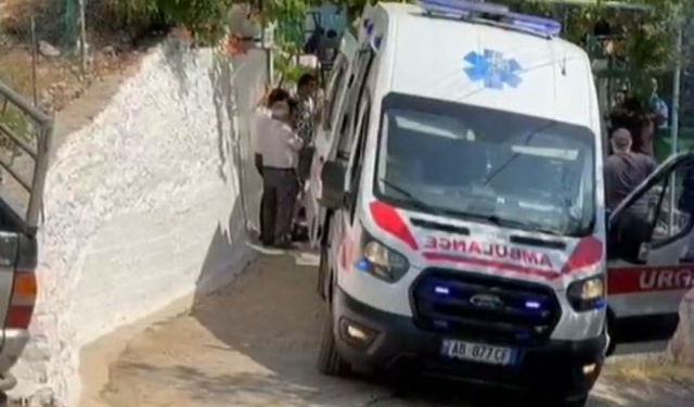 Burri vrau me sëpatë gruan, djali u hakmor duke e hedhur nga shkallët! Trupave të çiftit në Konispol do iu bëhet ekspertiza në Tiranë