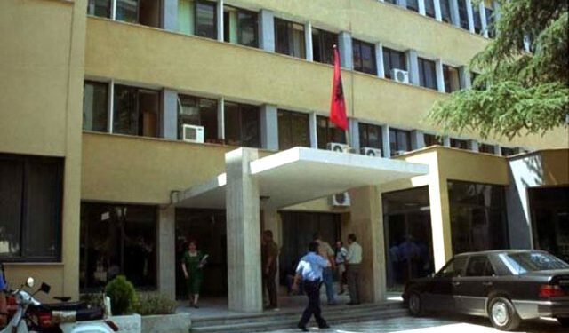 U arrestua në Rinas, Gjykata e Tiranës e lë në burg, i riu: S’e di se për çfarë më kanë dënuar, jam dhunuar nga policia maqedonase
