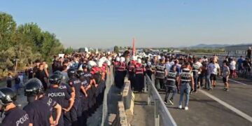 Përshkallëzohet protesta në Thumanë-Kashar, përplasje mes protestuesve dhe policisë