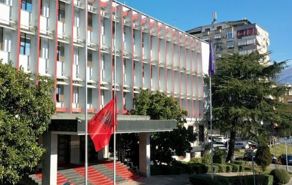 Ndryshon ligji për diplomatët dhe konsujt, zgjatet mandati i ambasadorëve
