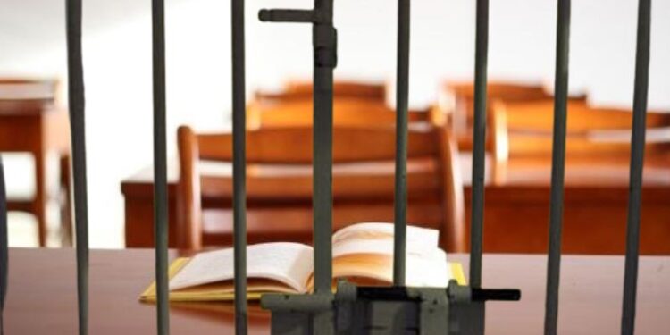 ‘Dhoma paraburgimi’ në shkolla, ja masat e ‘çmendura’ për nxënësit që ndërpresin procesin mësimor