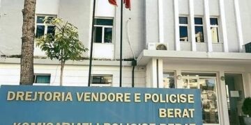 I grabiti varësen nga qafa të miturit në mes të qytetit, arrestohet 50-vjeçari