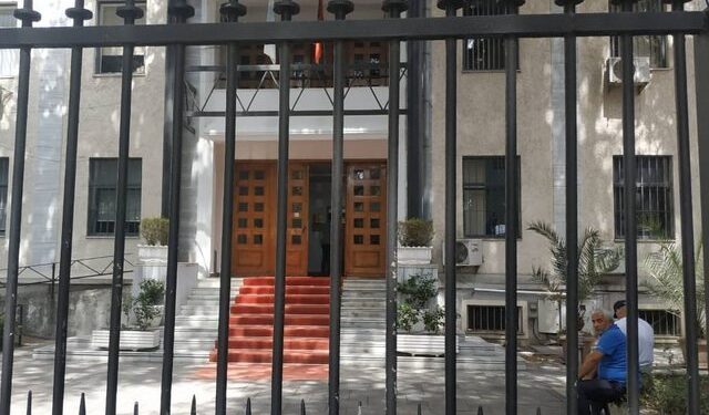 Iu premtonin nxënësve dhe mësuesve udhëtime falas në SHBA, Apeli lë në burg 20-vjeçarin