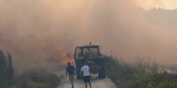 Zjarr masiv pranë plazhit të Gjeneralit, rrezikohen disa banesa