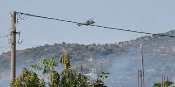 Zjarr masiv pranë Lushnjes, helikopteri i ushtrisë ndërhyn për shuarjen e flakëve