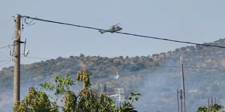 Zjarr masiv pranë Lushnjes, helikopteri i ushtrisë ndërhyn për shuarjen e flakëve