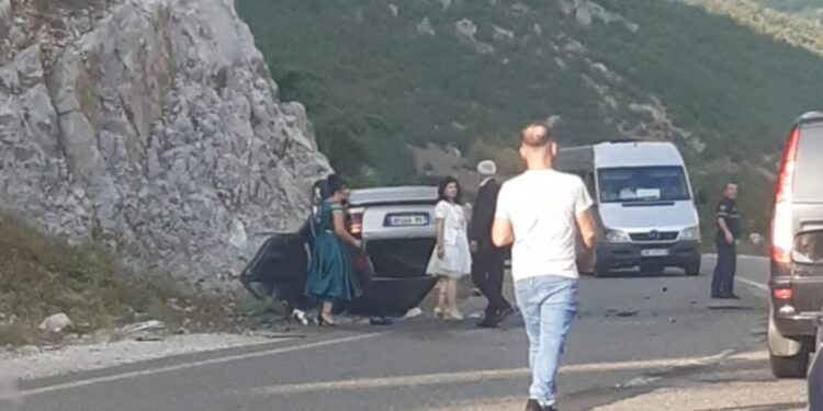 Aksident i rëndë në vend, makina del nga rruga dhe kthehet përmbys, zbardhen detajet e para