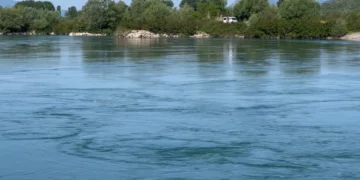 Shmanget tragjedia në lumin Buna, 49-vjeçari tentoi të hidhej nga ura