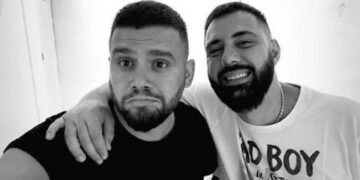 Flori Mumajesi feston sot ditëlindjen, Klajdi Haruni publikon foton e rrallë të këngëtarit