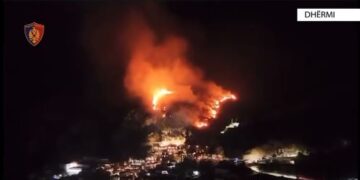 Ndezi fishekzjarre gjatë një eventi duke shkaktuar zjarrin që dogji sipërfaqe pyjore, kapet 28-vjeçari në Dhërmi