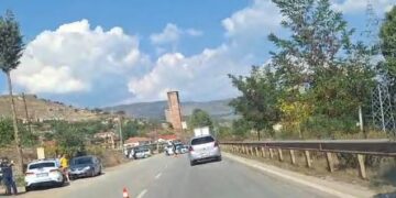 Një makinë policie është përplasur me një mjet tjetër