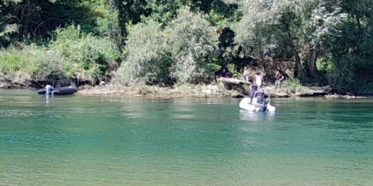 Mbytja e varkës me emigrantë në lumin Drina, gjenden trupat e 10 personave, vijojnë kërkimet