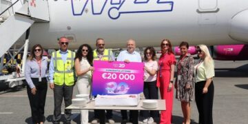 Pasagjeri shqiptar shpërblehet me 20 mijë euro nga linja ajrore në Aeroportin e Tiranës