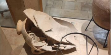 Djali thyen aksidentalisht kavanozin 3500-vjeçar gjatë vizitës në muze