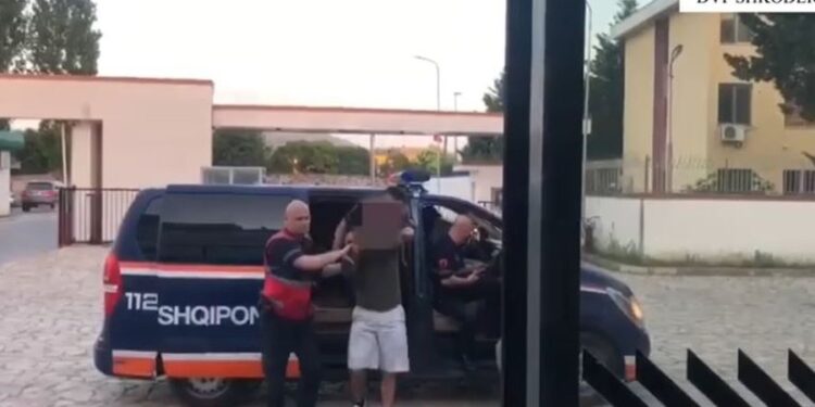 Kundërshtoi me forcë policinë, vihet në pranga 37-vjeçari nga Shkodra