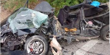 Makina humb kontrollin dhe përplaset me një kamion, raportohet për të vdekur