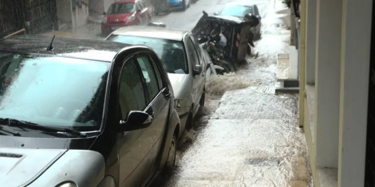 Reshjet e dendura të shiut ‘bëjnë kërdinë’ në këtë vend, përmbyten rrugët