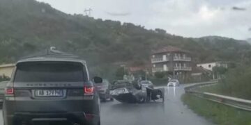Aksident në Elbasan, makina kthehet përmbys në rrugë, plagoset shoferi