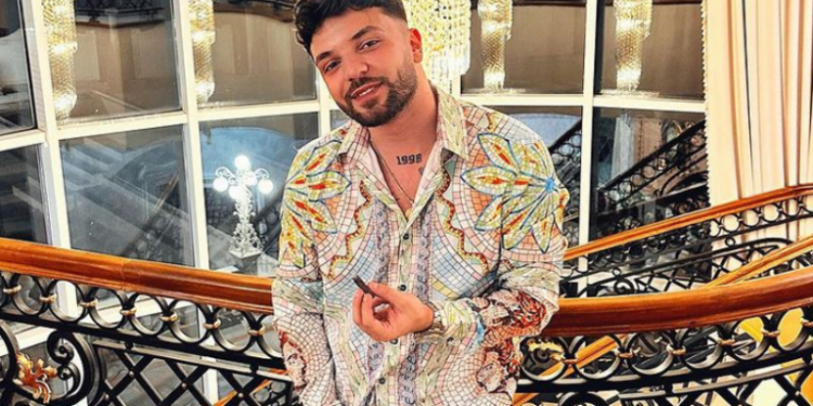 “Matchy-matchy”, Olsi Bylyku në një romancë dashurie, në ditën e saj të lindjes prezanton ndjekësit me “Amlën”