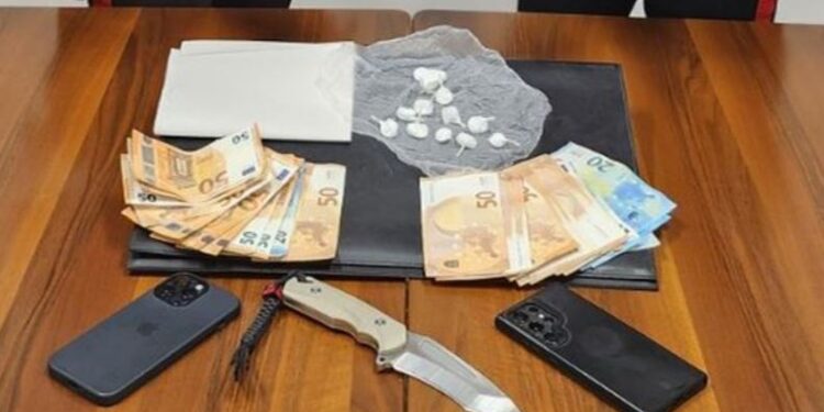 Shpërndante kokainë nëpër qytet me makinë dhe i armatosur, 33-vjeçari shqiptar dënohet me mbi 1 vit burg në Itali