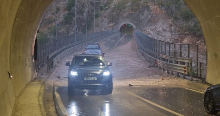 “Çmendet” moti në Dibër, shiu përmbyt urën e lartë të rrugës së Arbrit, rrezik për aksidente