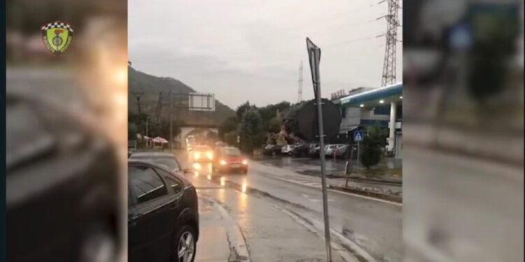 Rrëshqitje gurësh dhe rrugë të përmbytura nga moti i keq , “Rrugorja” apel shoferëve: Kini kujdes