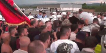 Protesta për aksin Thumanë-Kashar, banorët përplasje me forcat e policisë