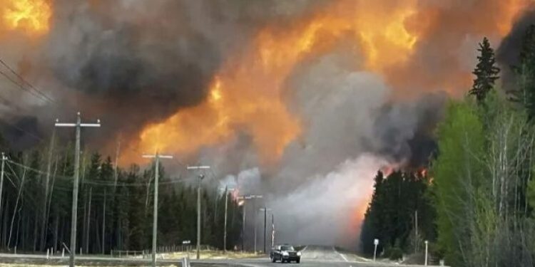 Kanadaja në gjendje të jashtëzakoshme, ‘pushtohet’ nga zjarret i gjithë vendi