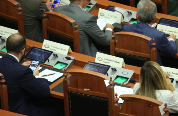 Basha nuk e duron më Bardhin, ndryshon ulësen në Kuvend, çfarë nuk u pa në seancën plenare