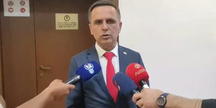 Kasami shpërndanë Abetaren e Unifikuar në Tetovë: Të gjithë nxënësit do ta kenë këtë libër në dorë