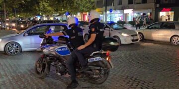 Konflikt i dhunshëm mes të rinjve në Vlorë, një person plagoset me sende të forta