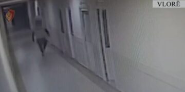 Akuzohet se vodhi disa celularë në dhomat e pacientëve në spitalin e Vlorës, pranga ‘skifterit’