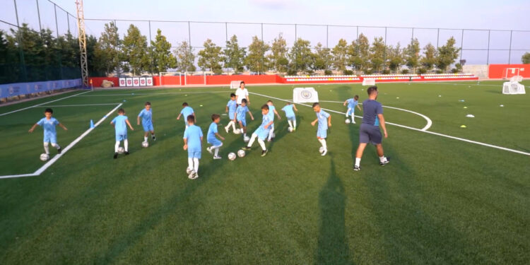 Dyrrah City vijon projektin ambicioz, Akademia e futbollit shpërndan 180 bursa për fëmijët
