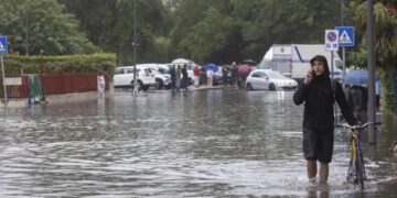 Moti ekstrem godet veriun e Italisë, zhduket një person, bllokohen rrugët