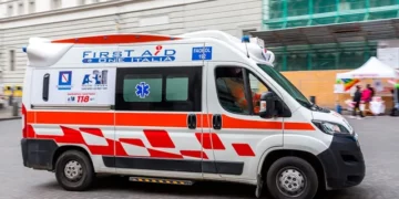 I ra në kokë një statujë teksa kalonte poshtë një ballkoni, humn jetën 30-vjeçarja