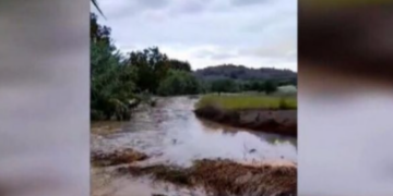 Reshjet e dendura të shiut ‘bëjnë kërdinë’ në këtë vend, probleme në energjinë elektrike