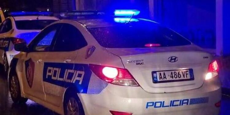 Aksidentohet zjarrfikësja në Shkodër, plagosen dy efektivë, shoferi humbi kontrollin e mjetit dhe përfundoi jashtë rrugës
