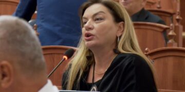 “Po trajtoni mjekët si armiq”, Vokshi shpërthen ndaj qeverisë në Kuvend: Po i vërsuleni Urdhrit të Mjekut