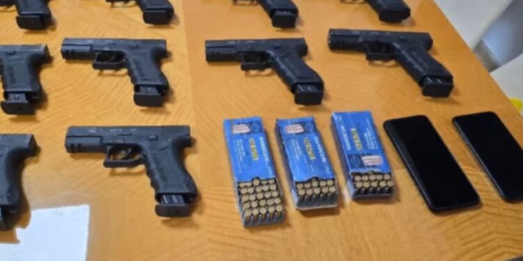 U kapën me 10 pistoleta “Glock” dhe qindra fishekë, përfundojnë në pranga dy të rinjtë, njëri prej tyre efektiv zjarrfikës