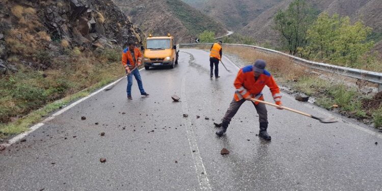 Reshje të dendura shiu në të gjithë vendin! Si paraqitet situata në akset rrugore të Veriut (FOTO)