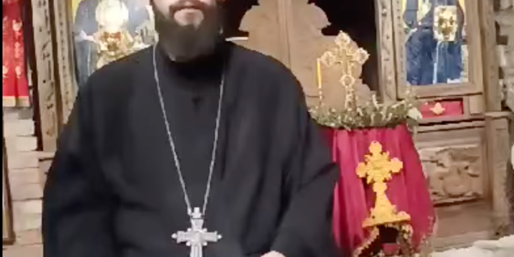 Priftit që fliste kundër LGBT i dolën biseda “të nxehta” me një burrë, reagon i indinjuar: Ma kanë bërë rusët, serbët dhe grekët!