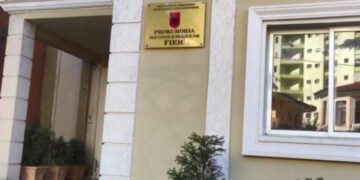 Plagosi me thikë djalin, Prokuroria Fier mbyll hetimet dhe dërgon për gjykim babain, ja akuzat që rëndojnë mbi të