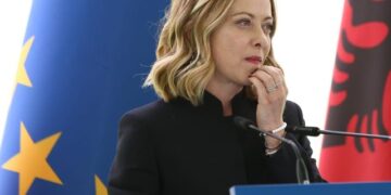 Meloni u përgjigjet gazetarëve për azilkërkuesit dhe kampin në Gjadër: Edhe pak javë dhe do të jetë gati