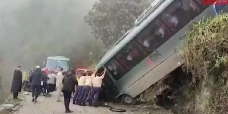 ‘Aksident i rëndë’, autobusi “fluturon” nga 30 metra lartësi, raportohet për 31 persona të plagosur