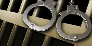 E papritur në “Për’puthen”, dy konkurrentët përfundojnë me pranga në duar