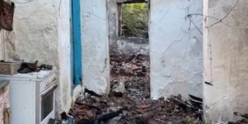 U shkrumbua banesa nga flakët, familja me 5 anëtarë mbetet në qiell të hapur, apeli për ndihmë