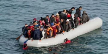 Tragjedi në brigjet greke , mbytet anija plot me emigrantë, raportohet për disa të vdekur