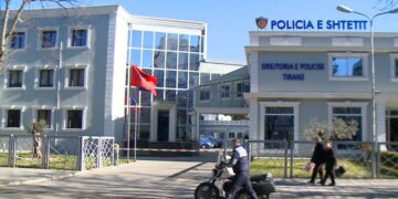 Mësuesja zbulon te nxënësit çëmçakëzin që përgjum fëmijët, reagon policia e Tiranës dhe tregon si qëndron e vërteta